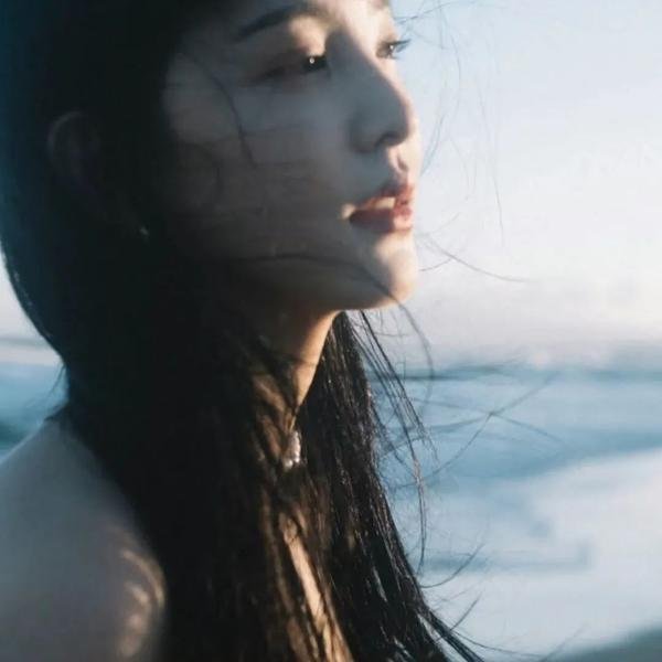 将蝴蝶藏于肩后