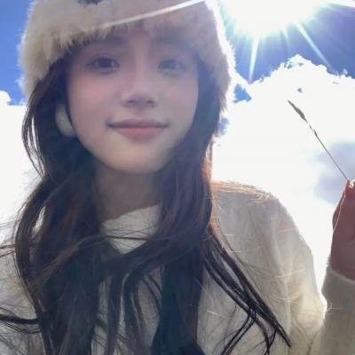 她背后的那双手